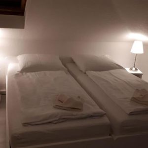 Zimmer mit zwei Einzelbetten