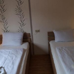 Zimmer mit zwei Einzelbetten