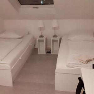 Zimmer mit Kingsize-Bett